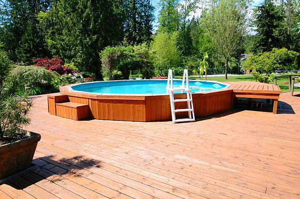 über dem boden hinterhof pool - formal garden summer water park stock-fotos und bilder