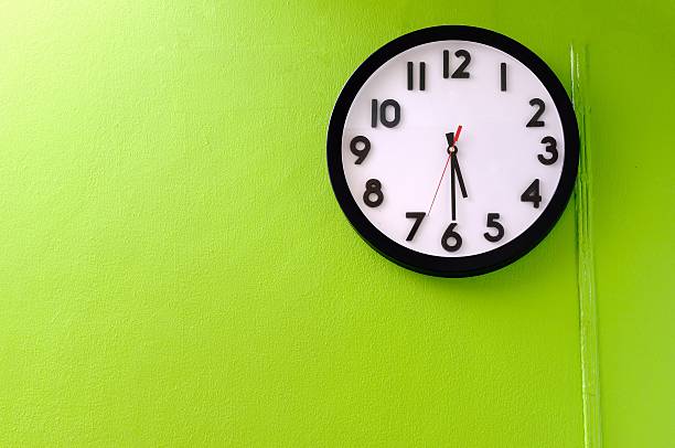horloge affichant 5 heures - clock face alarm clock clock minute hand photos et images de collection
