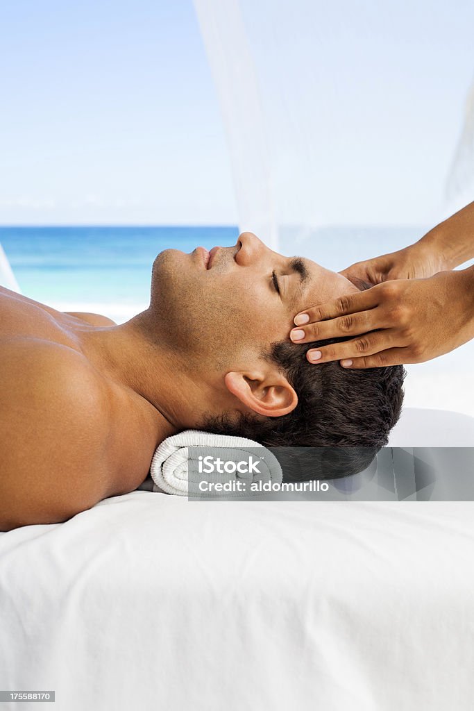 Jovem recebendo uma massagem - Foto de stock de Adulto royalty-free