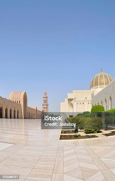 Muscatmoschee Aus Marmor Plaza Und Touristen Stockfoto und mehr Bilder von Arabien - Arabien, Architektur, Außenaufnahme von Gebäuden