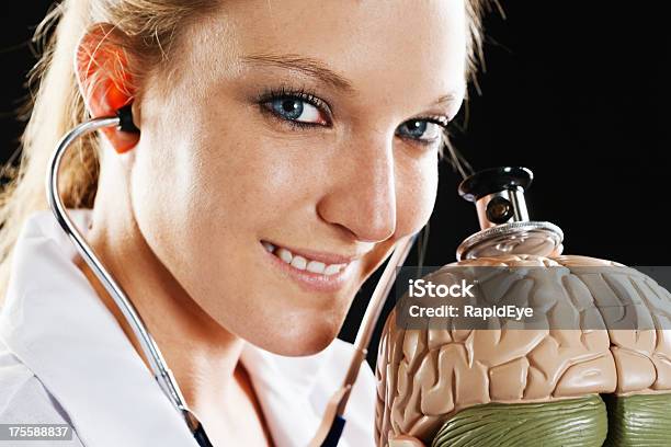 Całkiem Młody Lekarz Badając Model Mózgu Z Stetoskop - zdjęcia stockowe i więcej obrazów Anatom
