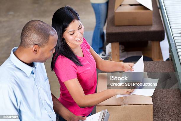 Lager Arbeiter Über Dokumente An Der Produktion Stockfoto und mehr Bilder von Auslieferungslager - Auslieferungslager, Fracht, Kurs