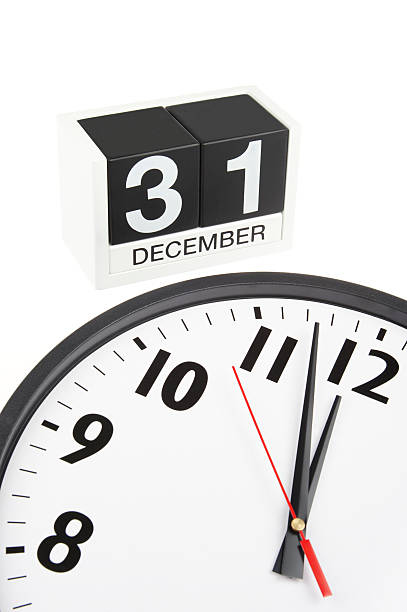 horloge approche minuit le réveillon du nouvel an le 31 décembre - 2013 new years eve number year photos et images de collection