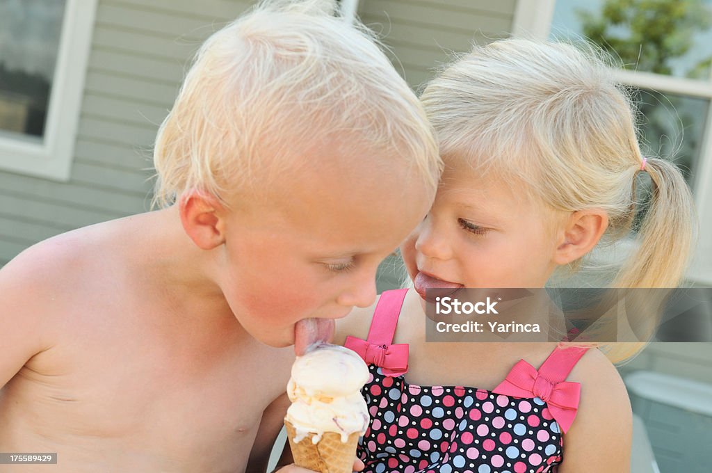 共有のアイスクリーム - 2人のロイヤリティフリーストックフォト