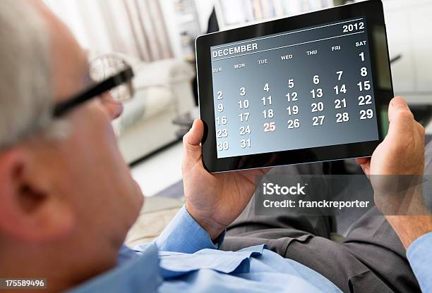 Foto de Homem Segurando Um Tablet Digital Com Calendário De Dezembro De 2012 e mais fotos de stock de Calendário