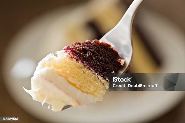 Dentada De Bolo - Fotografias de stock e mais imagens de Amarelo - Amarelo, Assado no Forno, Baunilha - Condimento