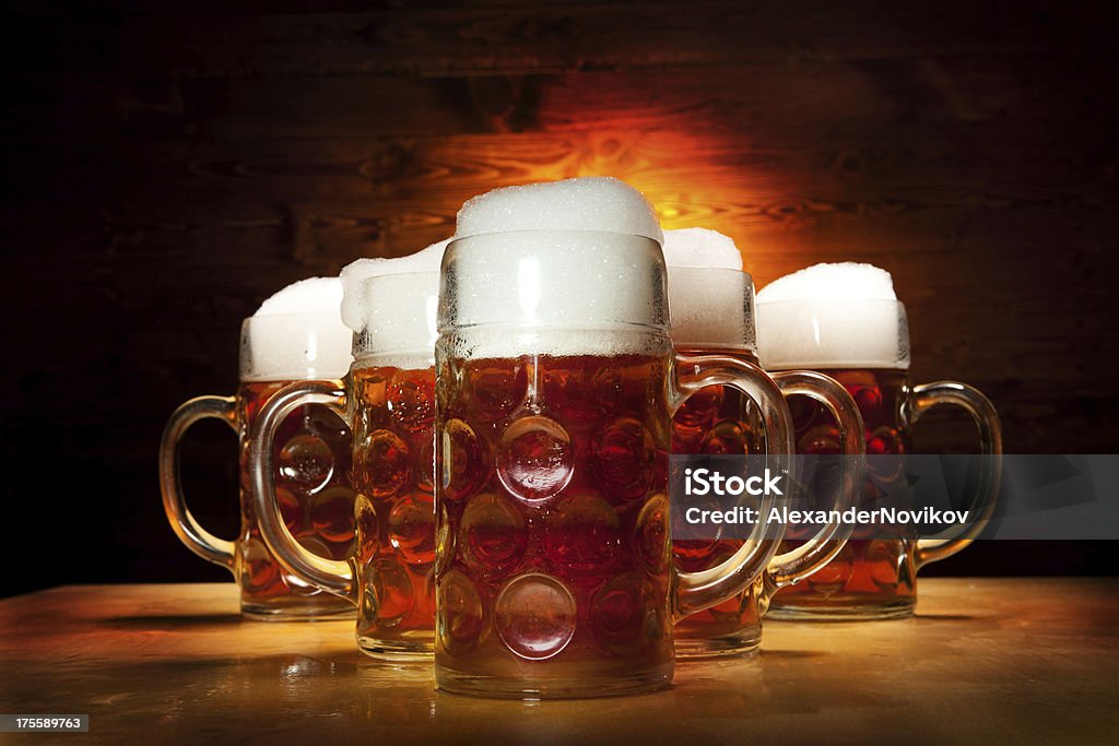 Pięć szklanek piwa na drewnianym stole - Zbiór zdjęć royalty-free (Kufel ceramiczny)