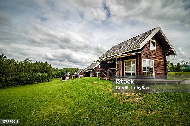 Accogliente Bungalow - Fotografie stock e altre immagini di Casa - Casa, Residenza di villeggiatura, Legno