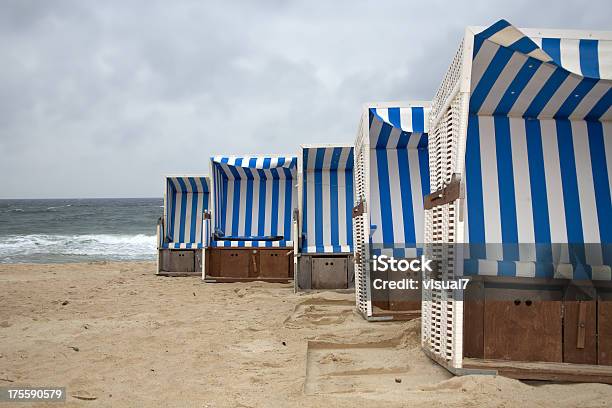 Wiele Hooded Plaży Krzesła Na Sylt - zdjęcia stockowe i więcej obrazów Bez ludzi - Bez ludzi, Biały, Brzeg wody