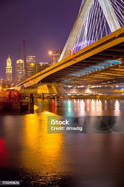 Photo libre de droit de La Ville Et Le Pont Zakim À Boston De Nuit banque d'images et plus d'images libres de droit de Boston - Massachusetts - Boston - Massachusetts, Bâtiment vu de l'extérieur, Passerelle - Voie pédestre