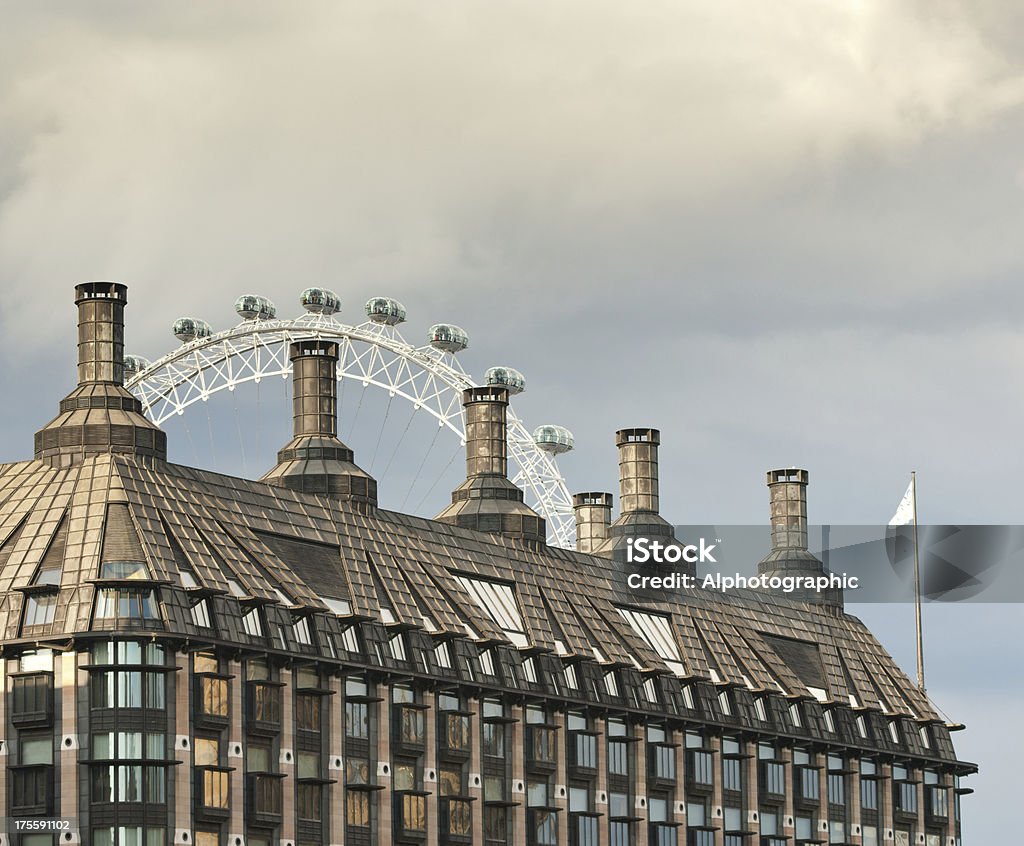 London Eye derrière office building - Photo de Grande roue du millennium libre de droits