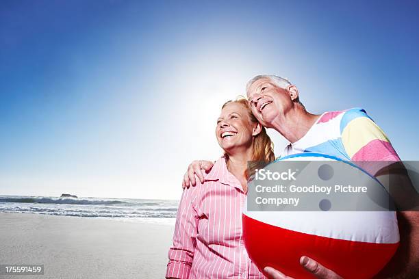 Listo Para Unas Vacaciones De Verano Foto de stock y más banco de imágenes de 60-69 años - 60-69 años, Abrazar, Adulto