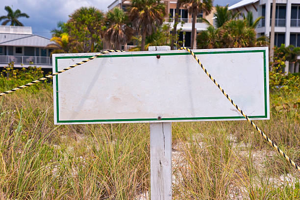 vuoto beach-segnale inglese - sign beach wood beach sign foto e immagini stock