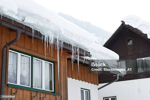 Pericoloso Grandi Ghiacciolo Sul Tetto - Fotografie stock e altre immagini di Casa - Casa, Acqua ghiacciata, Affilato