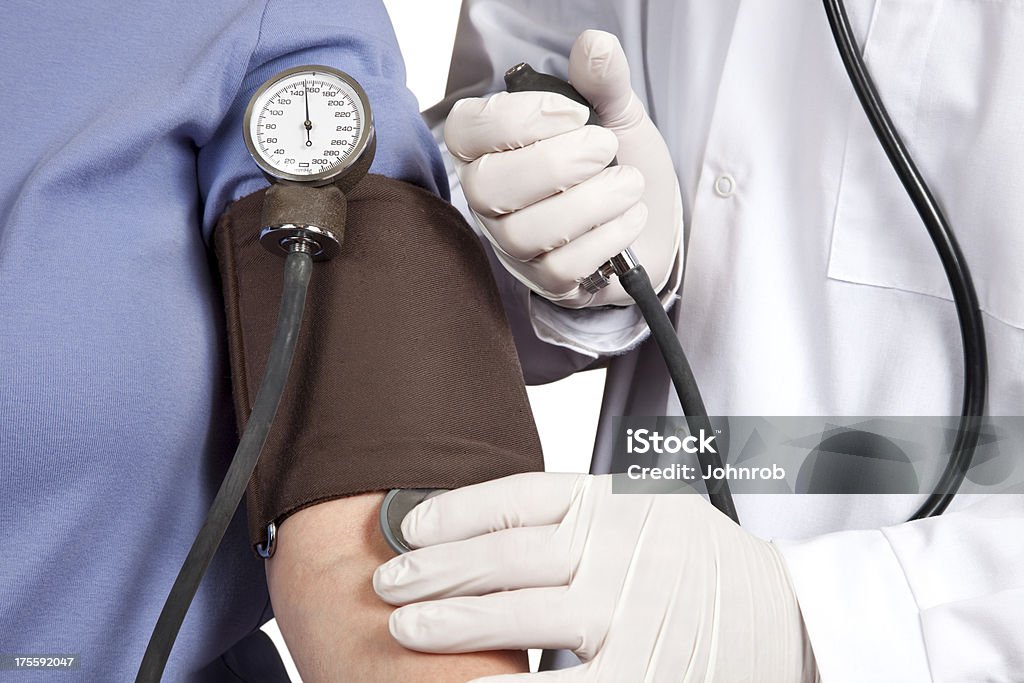 Médecin prenant la tension artérielle pour patient, jauge visible - Photo de Auscultation au stéthoscope libre de droits