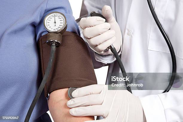 Lekarz Biorąc Ciśnienia Krwi Na Pacjenta Zmierzyć Widoczne - zdjęcia stockowe i więcej obrazów Badanie lekarskie
