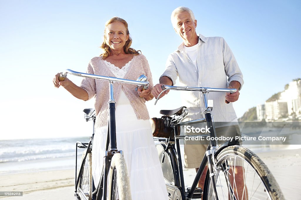 a menudo, disfrute de un paseo en bicicleta junto - Foto de stock de 60-69 años libre de derechos