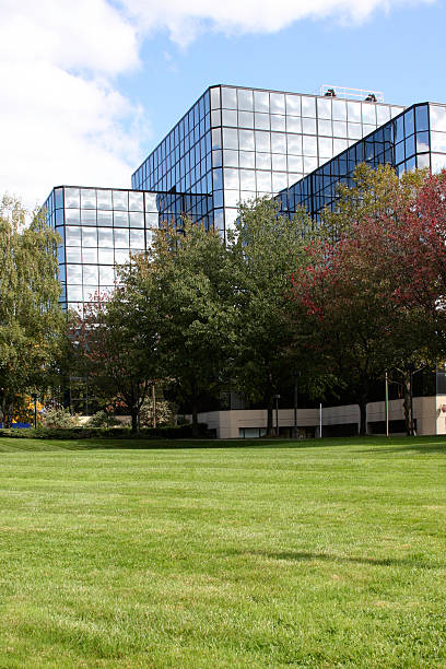 fachada de edificio de oficina o médicos con jardín - office park office building medical building industrial building fotografías e imágenes de stock