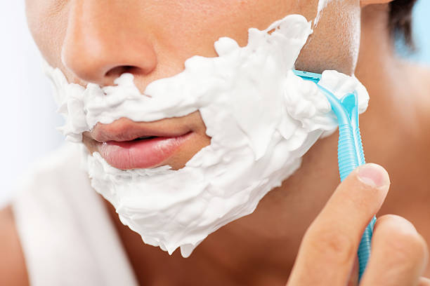 homem bonito de barbear - shaving men shaving cream mirror imagens e fotografias de stock