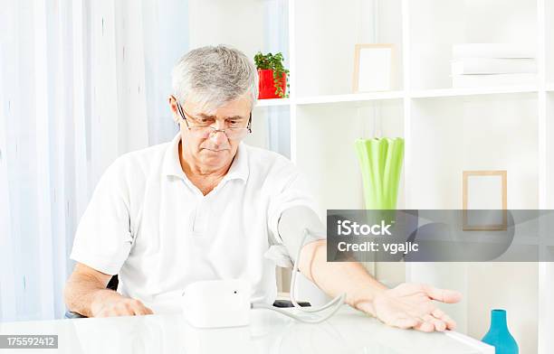 老人男性が血圧をチェックします - 1人のストックフォトや画像を多数ご用意 - 1人, 60代, めがね