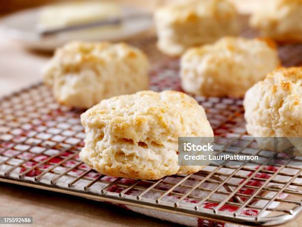 Hausgemachte Buttermilch Biscuits Stockfoto und mehr Bilder von Buttermilchkeks - Buttermilchkeks, Buttermilch, Kühlrost