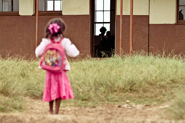 jeune fille africaine nerveux sur son premier jour de classe - african descent africa african culture classroom photos et images de collection