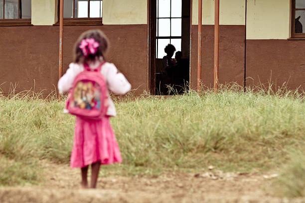 молодая африканская девочка нервная на ее первый день в школе - africa south africa child african culture стоковые фото и изображения