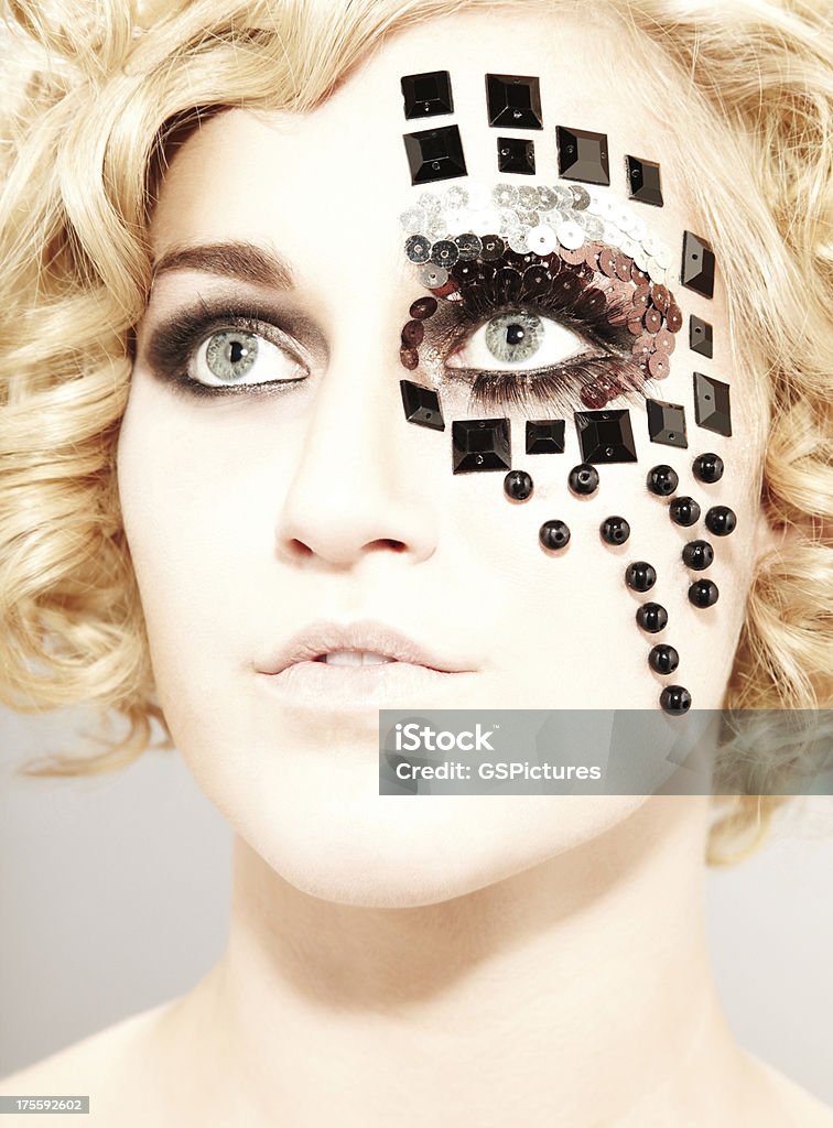 Retrato de um jovem modelo feminino com tratamento facial acessórios - Foto de stock de 20 Anos royalty-free