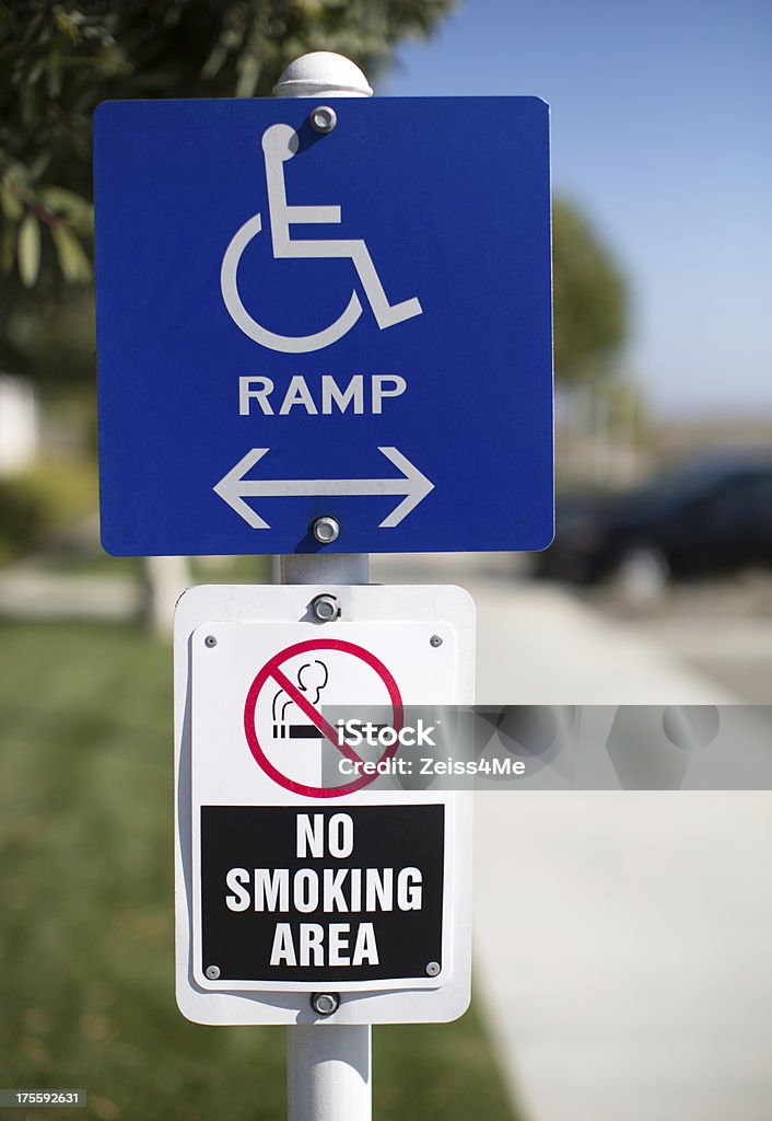 La rampa, para No fumadores y accesible para personas con discapacidades de señales - Foto de stock de Acceso para sillas de ruedas libre de derechos