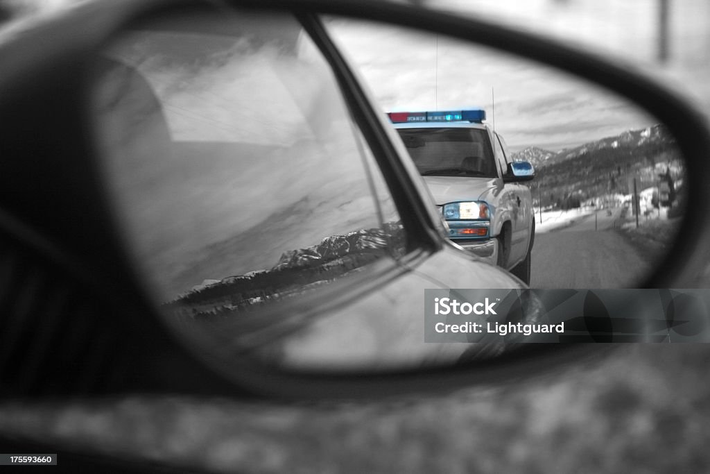 Coche de policía refleja en el espejo lateral de la velocidad de - Foto de stock de Cuerpo de policía libre de derechos