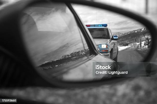 Coche De Policía Refleja En El Espejo Lateral De La Velocidad De Foto de stock y más banco de imágenes de Cuerpo de policía