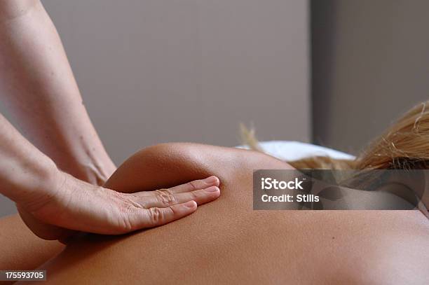 Massage Der Schulter Stockfoto und mehr Bilder von Alternative Behandlungsmethode - Alternative Behandlungsmethode, Chiropraktiker, Entspannung