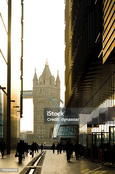 Tower Bridge Londra Mattina Communters - Fotografie stock e altre immagini di Acciaio - Acciaio, Adulto, Affari