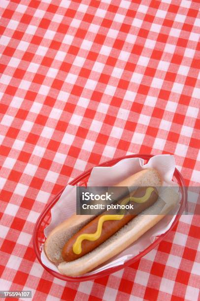 Hot Dog - zdjęcia stockowe i więcej obrazów Obrus - Obrus, Sport, Bez ludzi