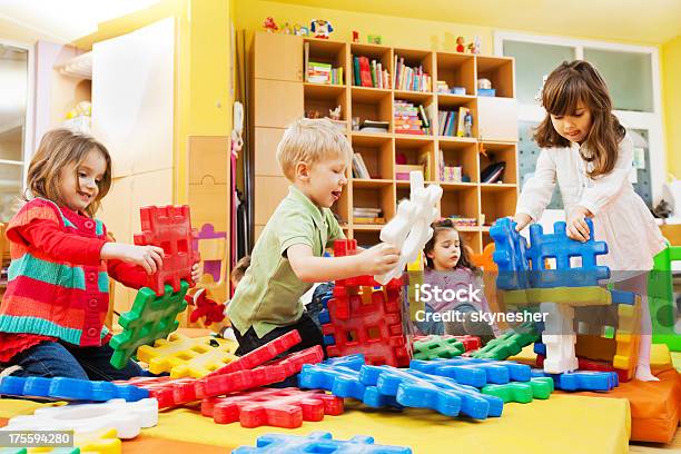 Bambini Impilare Blocchi - Fotografie stock e altre immagini di Giocare - Giocare, Giochi per bambini, Bambino