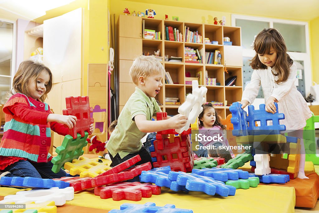 Crianças empilhar blocos. - Royalty-free Brincalhão Foto de stock