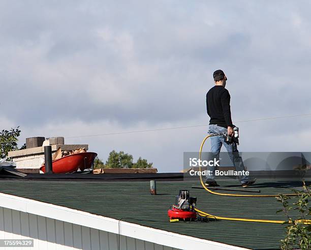 No Telhado - Fotografias de stock e mais imagens de Adulto - Adulto, Alfalto, Bricolage