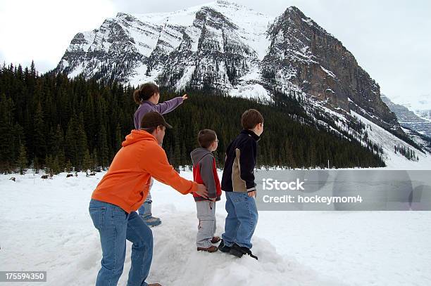 Foto de Família De Quatro Pessoas Em Montanhas e mais fotos de stock de Família - Família, Inverno, Luxo