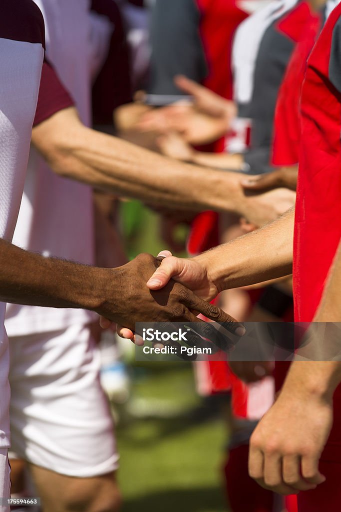 Athlètes shake mains avant un match - Photo de Accord - Concepts libre de droits