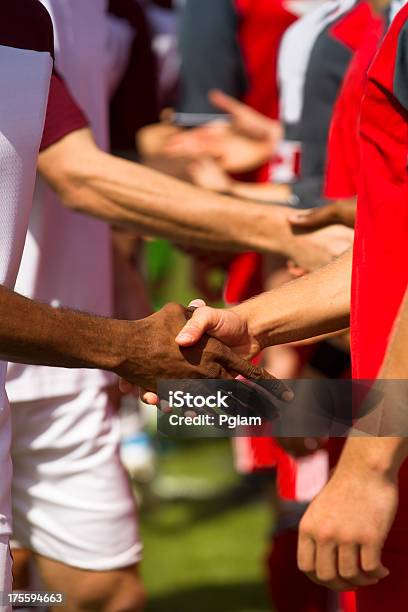 Atletas Agitar As Mãos Antes De Um Jogo - Fotografias de stock e mais imagens de Acordo - Acordo, Futebol, Futebolista