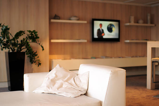 moderna casa y sala de estar-xl - tv reception fotografías e imágenes de stock