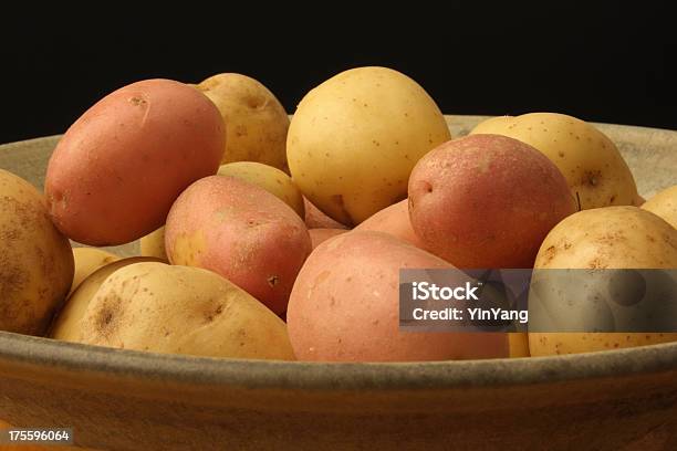 Kartoffeln Harvest On Black Stockfoto und mehr Bilder von Bildhintergrund - Bildhintergrund, Fotografie, Gelb
