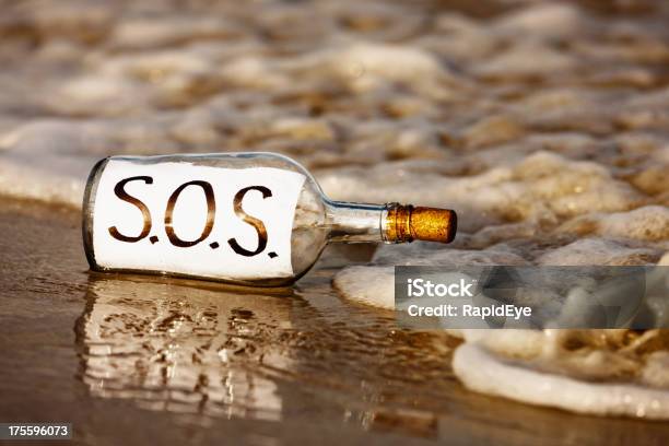 Closeup Di Sos Messaggio In Bottiglia Al Litorale - Fotografie stock e altre immagini di Acqua - Acqua, Ambientazione esterna, Assistenza