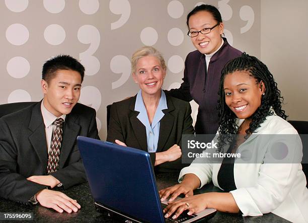 Equipo De Diversos Negocios 3 Foto de stock y más banco de imágenes de Acuerdo - Acuerdo, Adulto, Casa solariega