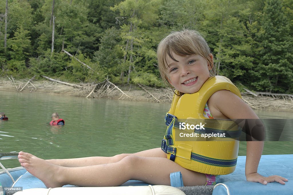 Menina em um colete salva-vidas - Royalty-free Barcaça de Fundo Chato Foto de stock