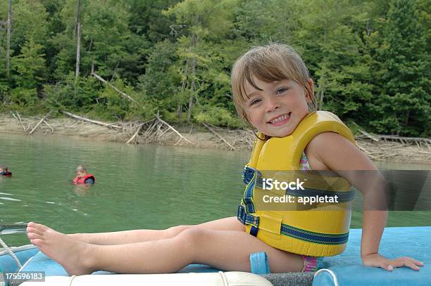 Foto de Garota Em Uma Jaqueta Salvavidas e mais fotos de stock de Barco de fundo chato - Barco de fundo chato, Convés, Criança