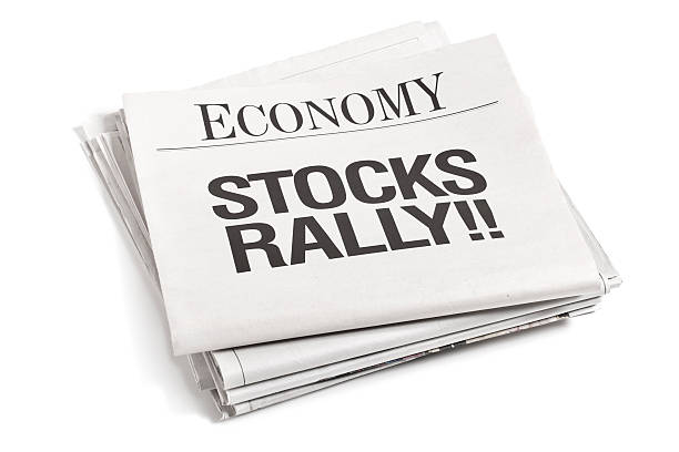 stocks rallye dans les titres des journaux. - newspaper headline newspaper wall street finance photos et images de collection