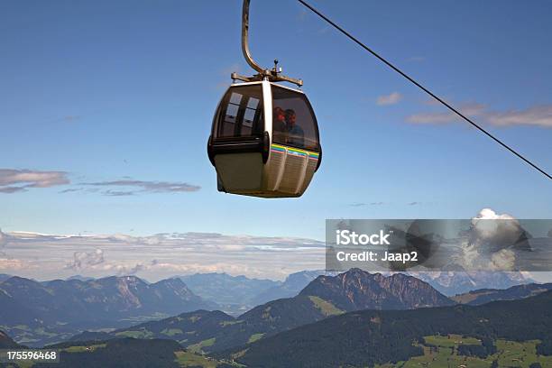 Casal No Alto Na Bonde A Desfrutar De Alpes Austríacos Vista - Fotografias de stock e mais imagens de Teleférico - Veículo Terrestre Comercial