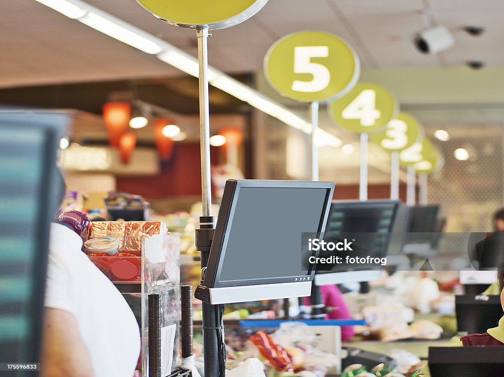 Filas de cajero carriles de check-out en una tienda - Foto de stock de Supermercado libre de derechos