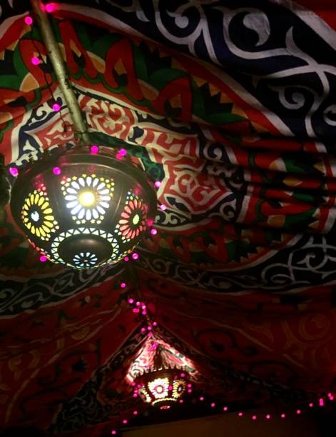 funky multi-color coloured bliskowschodni marokański namiot świetlny w stylu fezu z kwiatami i lampkami fairy string - muslim festival zdjęcia i obrazy z banku zdjęć